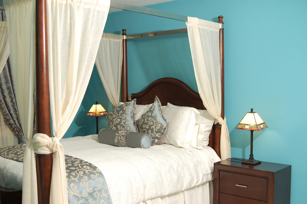 Inredning av ett klassiskt sovrum, med blå väggar