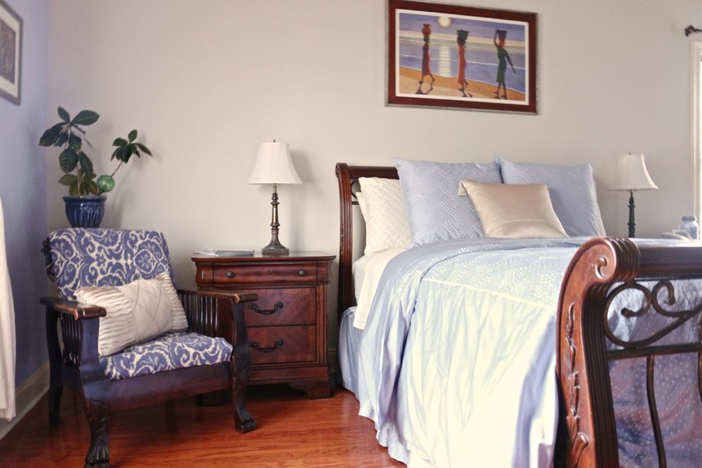Ejemplo de dormitorio principal tradicional de tamaño medio con paredes multicolor y suelo de madera en tonos medios