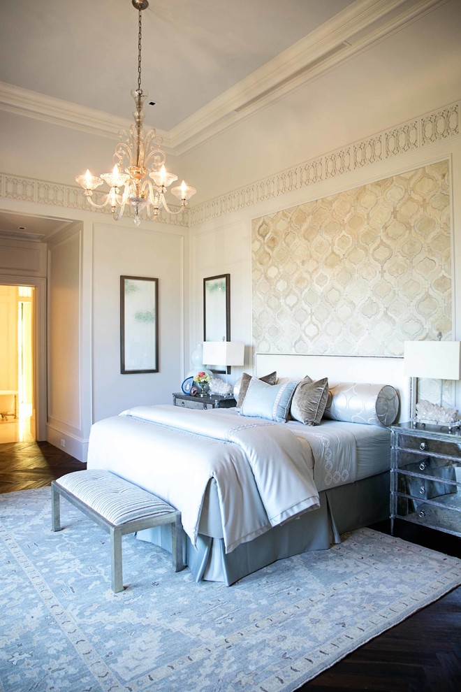 Klassisches Schlafzimmer mit weißer Wandfarbe und dunklem Holzboden in Orlando