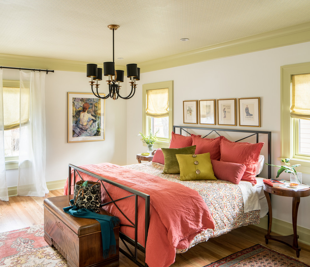 Пример оригинального дизайна: хозяйская спальня в классическом стиле с белыми стенами, паркетным полом среднего тона и коричневым полом