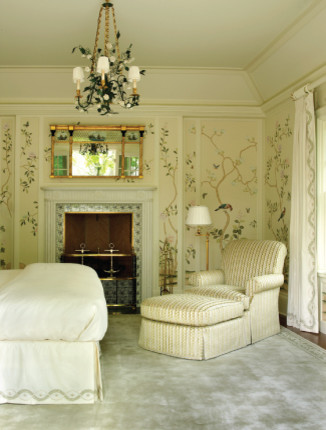 Immagine di una grande camera matrimoniale classica con pareti beige, parquet scuro, nessun camino e pavimento marrone