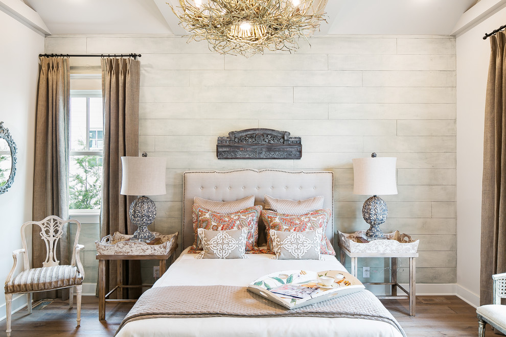 Immagine di una camera matrimoniale country con pareti bianche e parquet chiaro