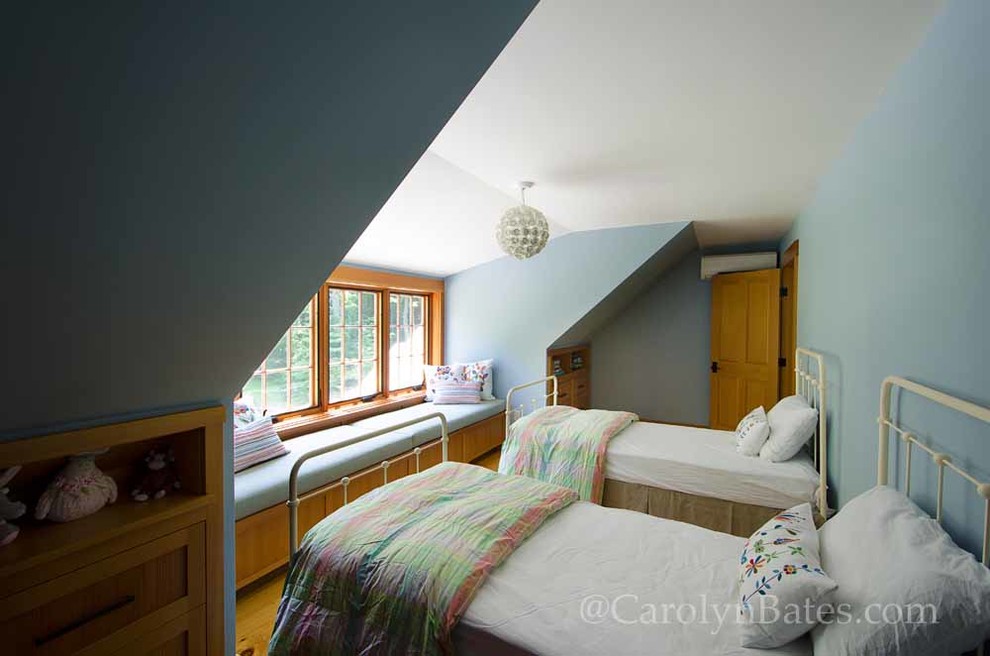 Immagine di una camera da letto stile loft classica di medie dimensioni con pareti blu e parquet chiaro