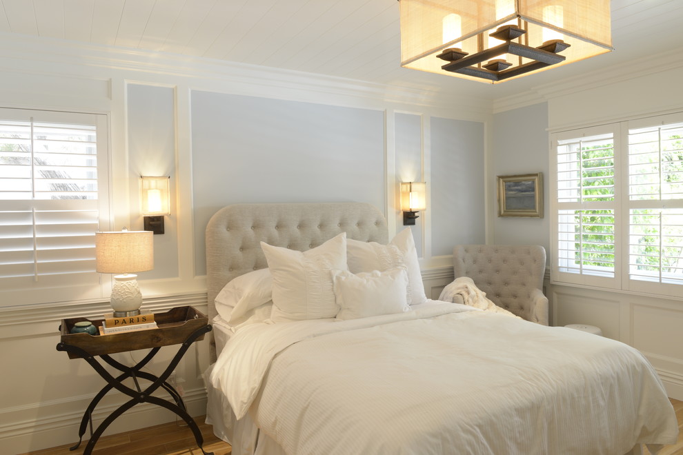 Идея дизайна: спальня в классическом стиле с синими стенами и паркетным полом среднего тона