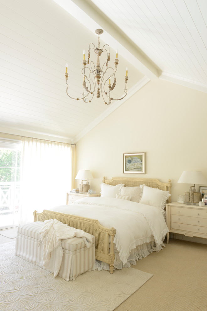 Esempio di una camera da letto chic con pareti beige e moquette