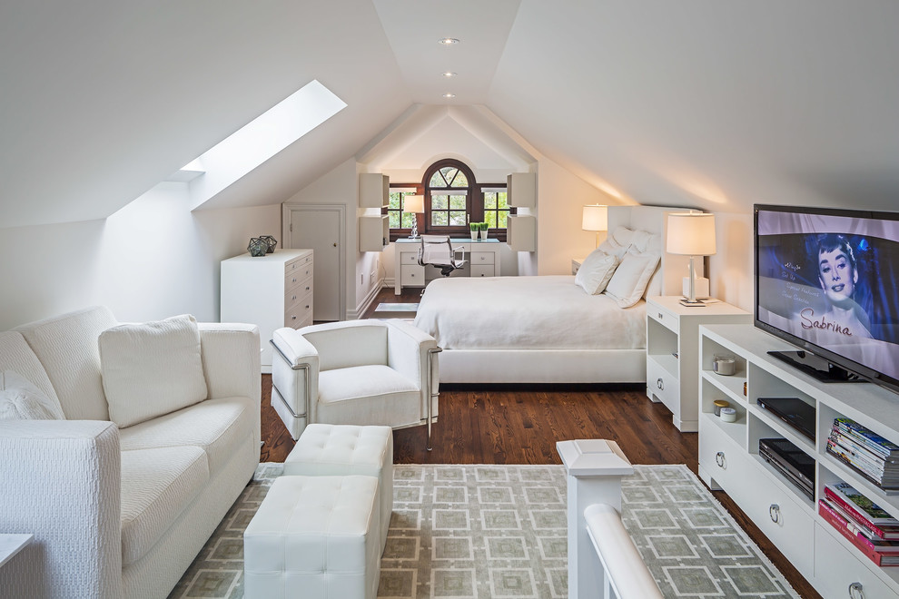 Klassisches Schlafzimmer mit weißer Wandfarbe, dunklem Holzboden und braunem Boden in Toronto