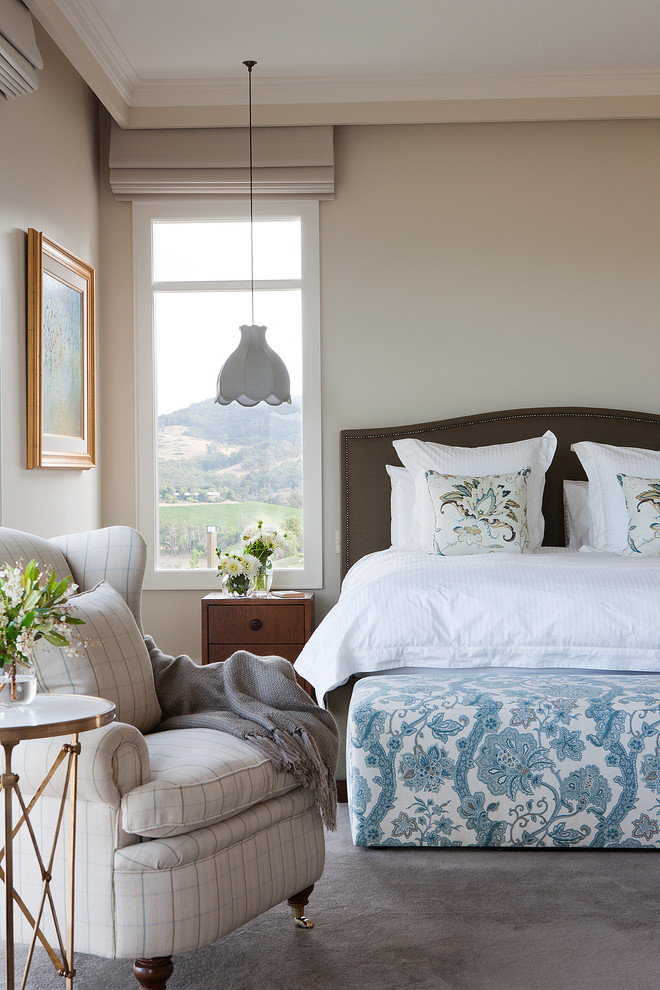 Ispirazione per una camera da letto tradizionale con pareti beige e moquette