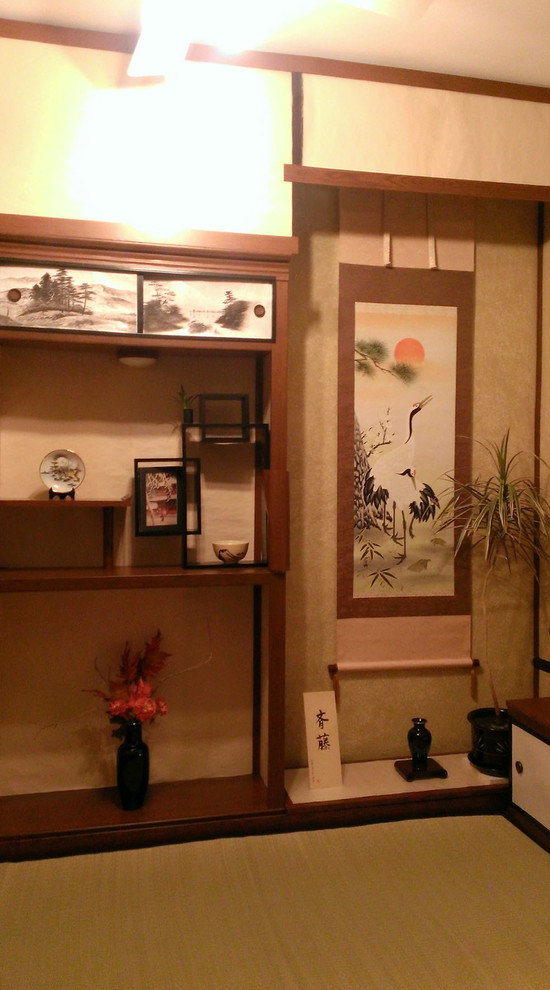Cette photo montre une petite chambre d'amis asiatique avec un mur beige.