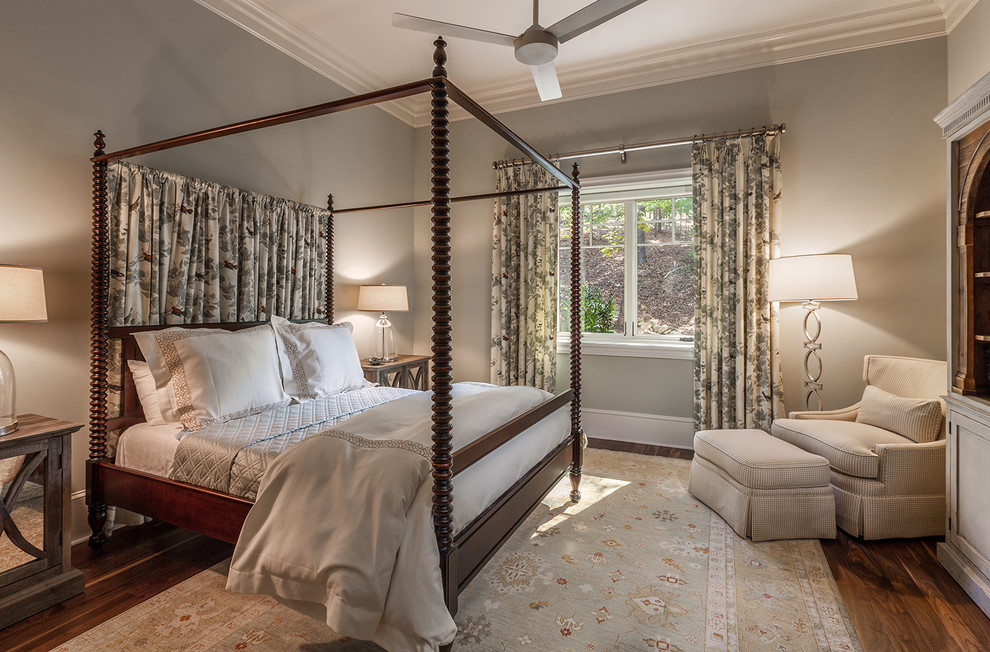 他の地域にある広いトラディショナルスタイルのおしゃれな客用寝室 (グレーの壁、濃色無垢フローリング、茶色い床、グレーとブラウン) のインテリア