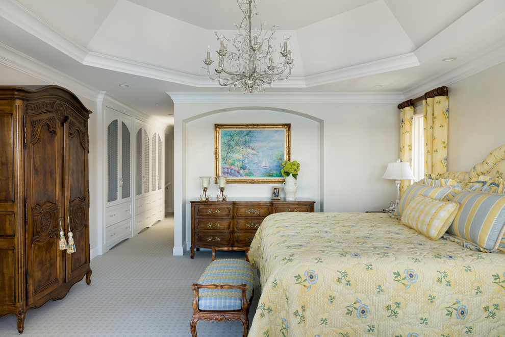 На фото: хозяйская спальня среднего размера в классическом стиле с белыми стенами, ковровым покрытием и синим полом