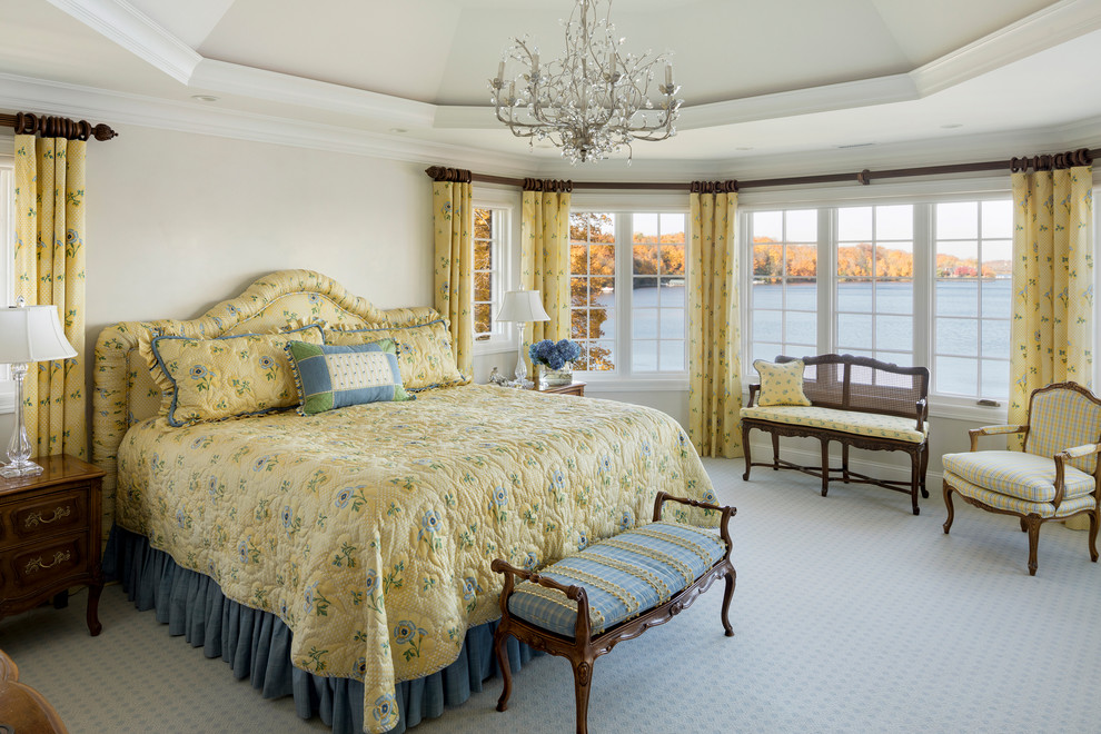 Идея дизайна: хозяйская спальня среднего размера в классическом стиле с белыми стенами, ковровым покрытием и синим полом