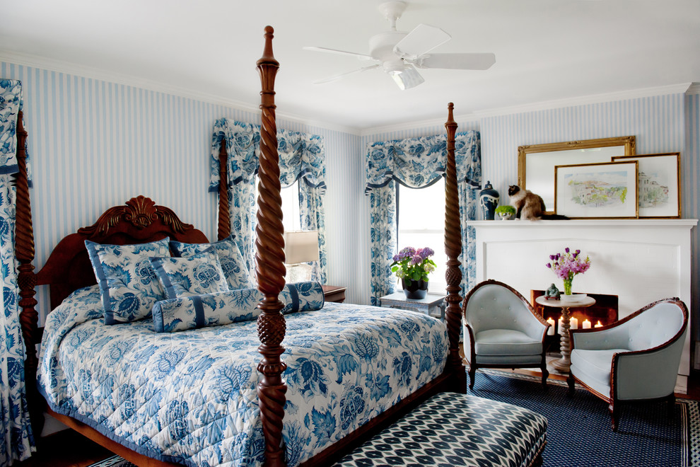 Inspiration för klassiska sovrum, med flerfärgade väggar och en standard öppen spis