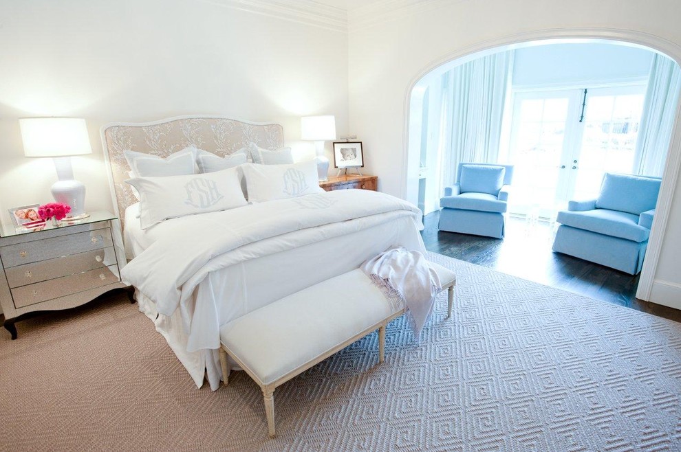 Свежая идея для дизайна: спальня в стиле неоклассика (современная классика) с белыми стенами - отличное фото интерьера
