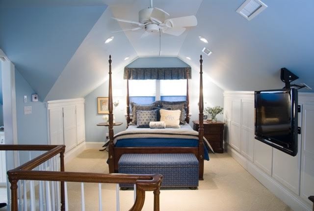 Immagine di una camera matrimoniale classica di medie dimensioni con pareti blu, moquette, nessun camino e pavimento beige