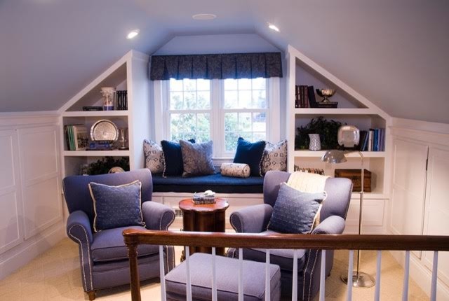 Modelo de dormitorio principal tradicional de tamaño medio sin chimenea con paredes azules, moqueta y suelo beige