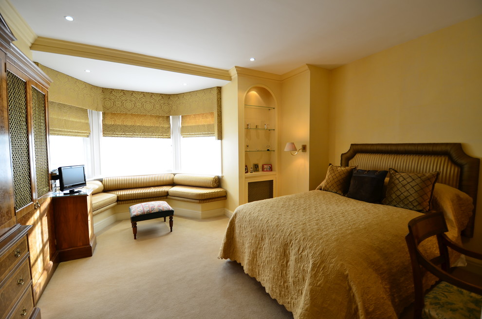 ロンドンにある広いトラディショナルスタイルのおしゃれな寝室 (標準型暖炉、石材の暖炉まわり)
