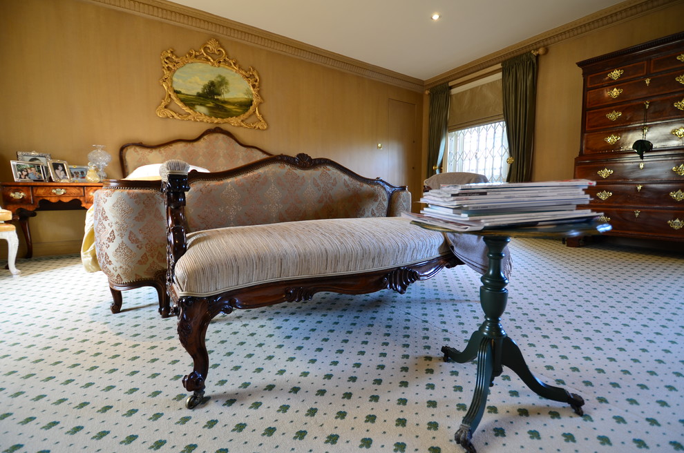 Пример оригинального дизайна: большая хозяйская спальня в классическом стиле с ковровым покрытием, стандартным камином и фасадом камина из камня