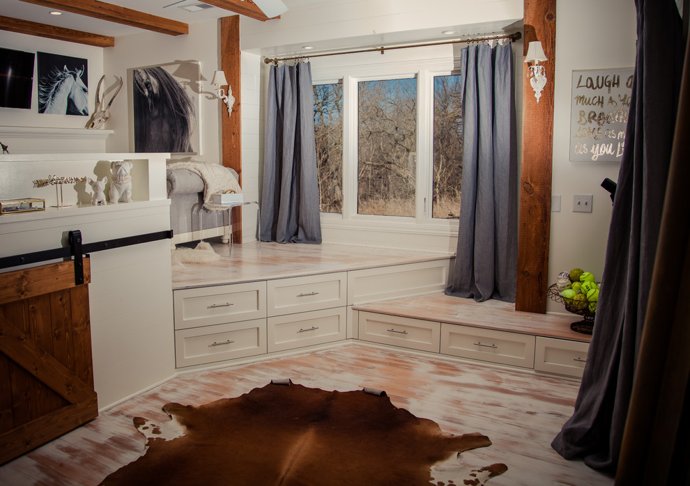 Großes Shabby-Style Schlafzimmer ohne Kamin mit weißer Wandfarbe und gebeiztem Holzboden in Omaha