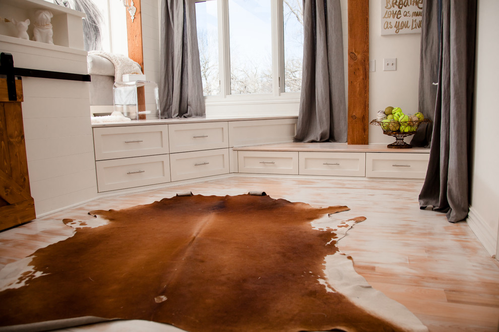 Idéer för att renovera ett stort shabby chic-inspirerat sovrum, med vita väggar och målat trägolv