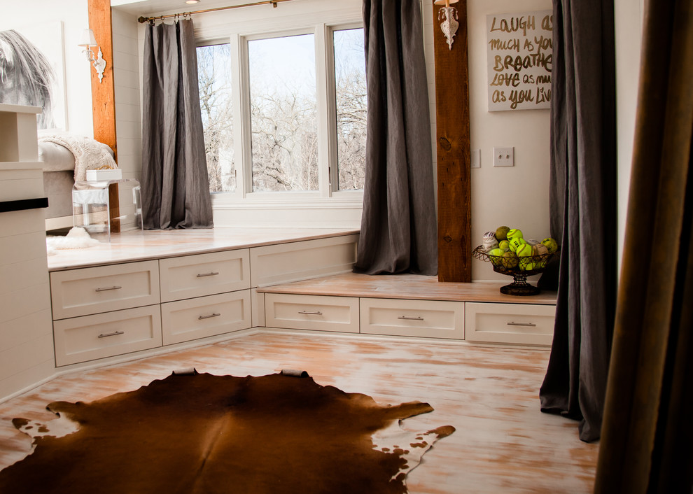 Großes Shabby-Look Schlafzimmer ohne Kamin mit weißer Wandfarbe und gebeiztem Holzboden in Omaha