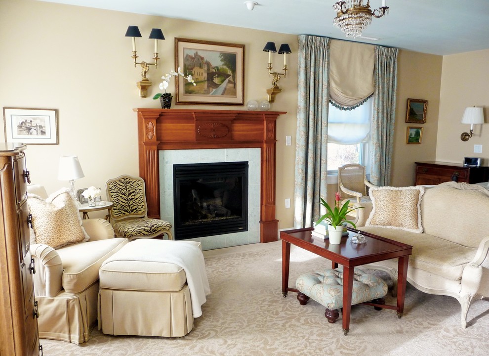 Inspiration pour une chambre parentale traditionnelle de taille moyenne avec un mur beige, parquet foncé, une cheminée standard, un manteau de cheminée en pierre et un sol marron.