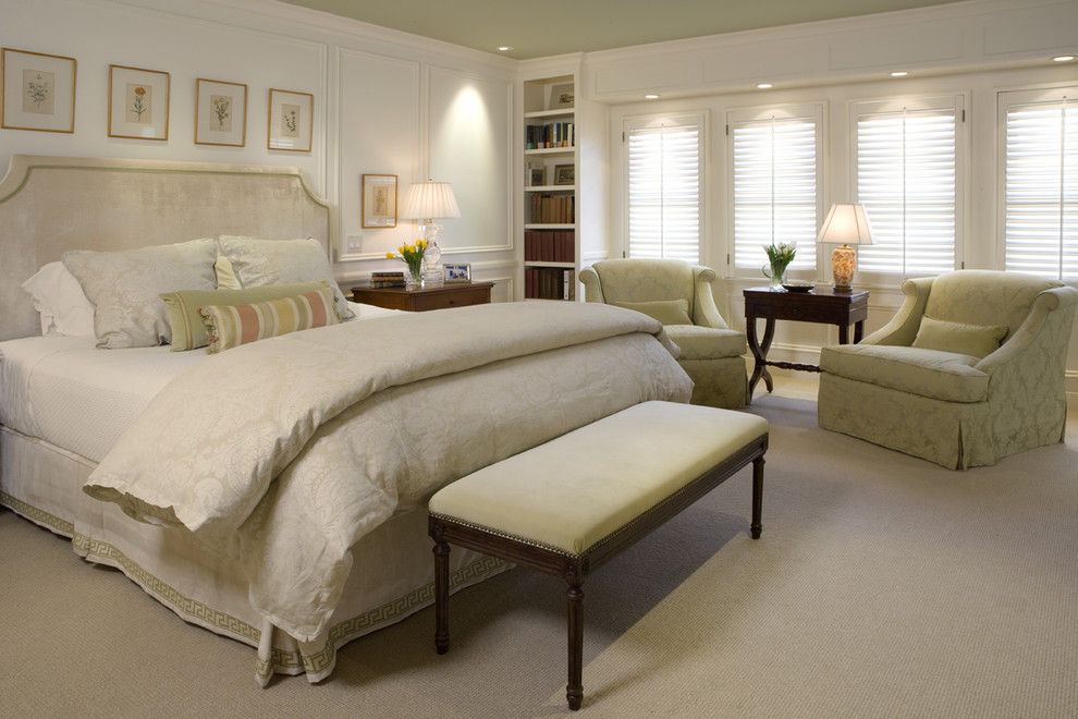 Идея дизайна: хозяйская спальня в классическом стиле с белыми стенами и ковровым покрытием