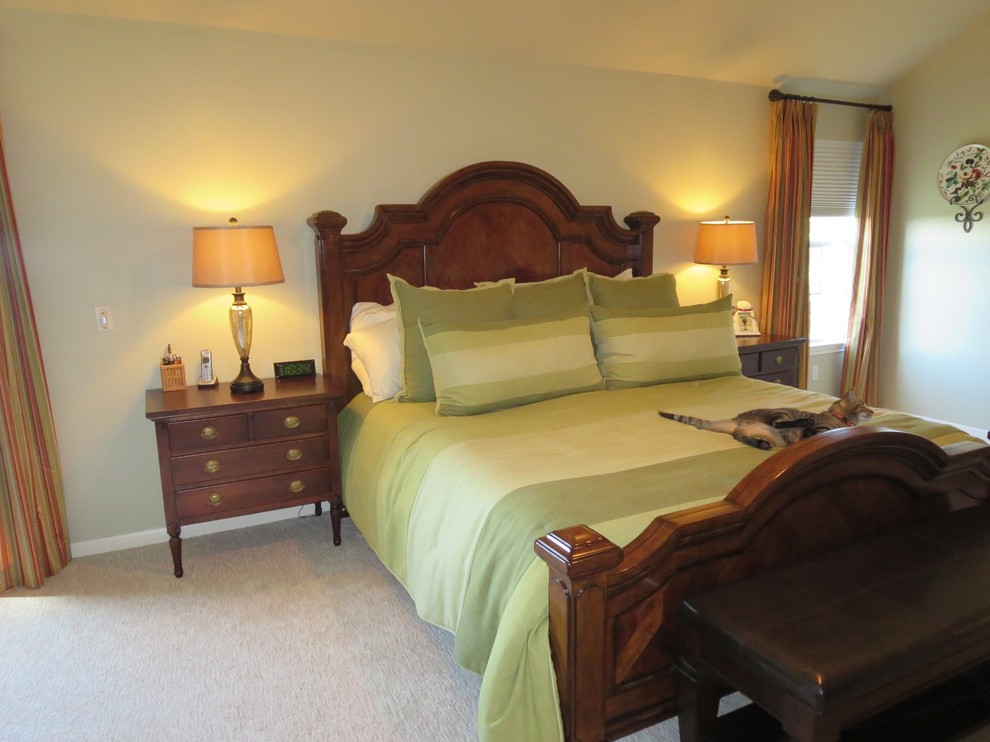 Пример оригинального дизайна: большая хозяйская спальня в классическом стиле с зелеными стенами, ковровым покрытием и разноцветным полом
