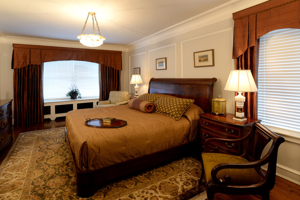 Идея дизайна: хозяйская спальня среднего размера в классическом стиле с серыми стенами и паркетным полом среднего тона