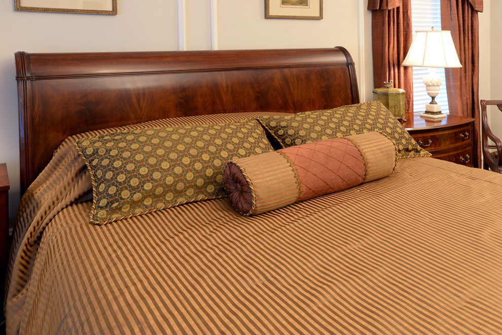 Modelo de dormitorio principal tradicional de tamaño medio con paredes grises y suelo de madera en tonos medios