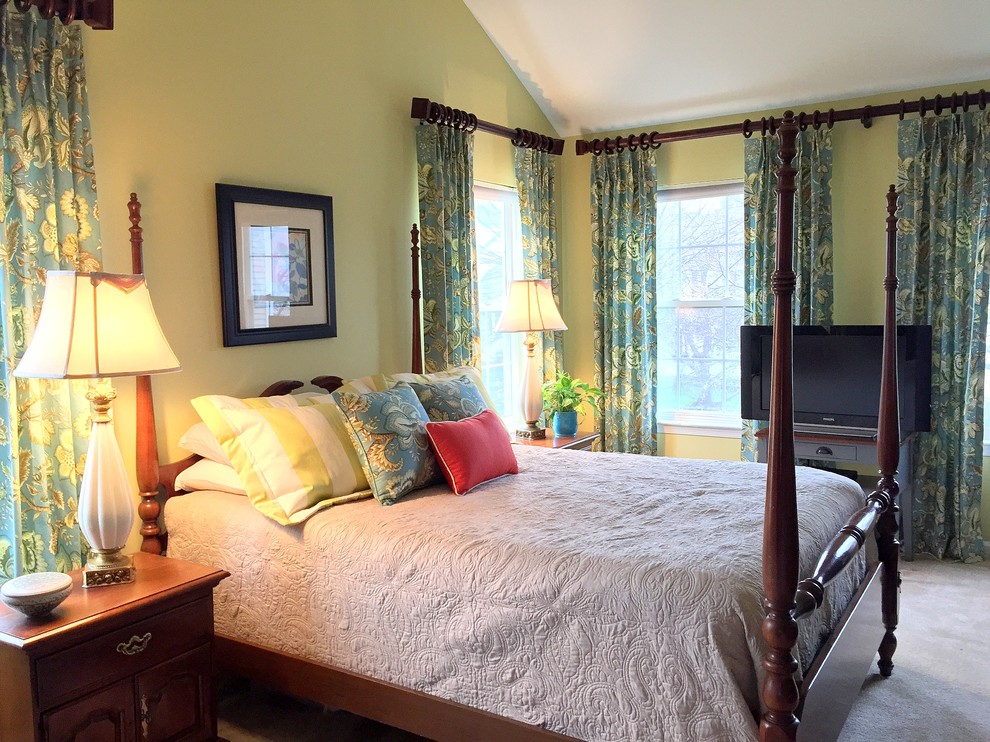 Foto de dormitorio principal tradicional de tamaño medio con paredes verdes y moqueta