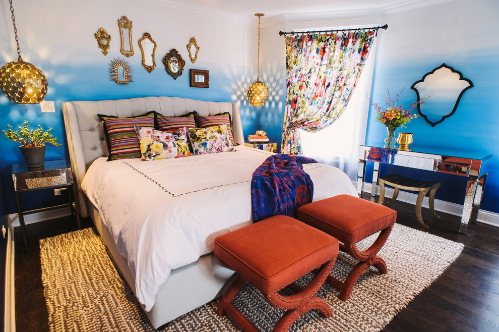 Идея дизайна: хозяйская спальня в стиле фьюжн с разноцветными стенами и темным паркетным полом