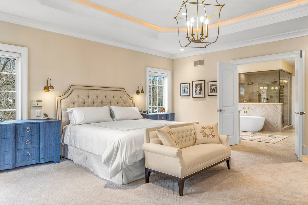 Стильный дизайн: огромная хозяйская спальня в классическом стиле с бежевыми стенами, ковровым покрытием и бежевым полом без камина - последний тренд