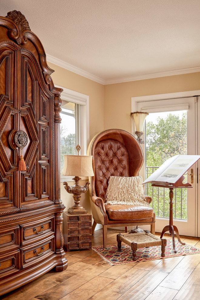 Diseño de dormitorio clásico con paredes beige, suelo de madera en tonos medios y suelo marrón