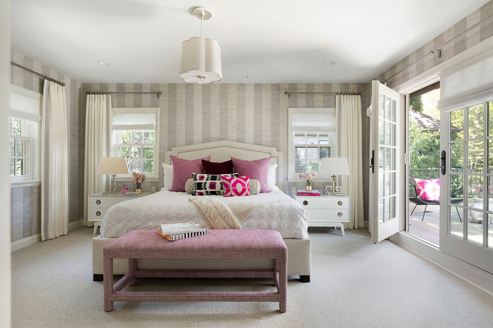 Cette photo montre une chambre avec moquette grise et rose méditerranéenne avec un mur gris et un sol gris.
