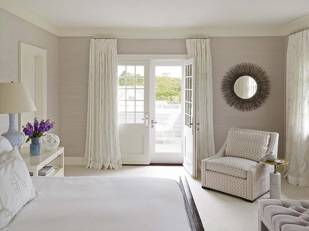 Источник вдохновения для домашнего уюта: хозяйская спальня в морском стиле с серыми стенами без камина