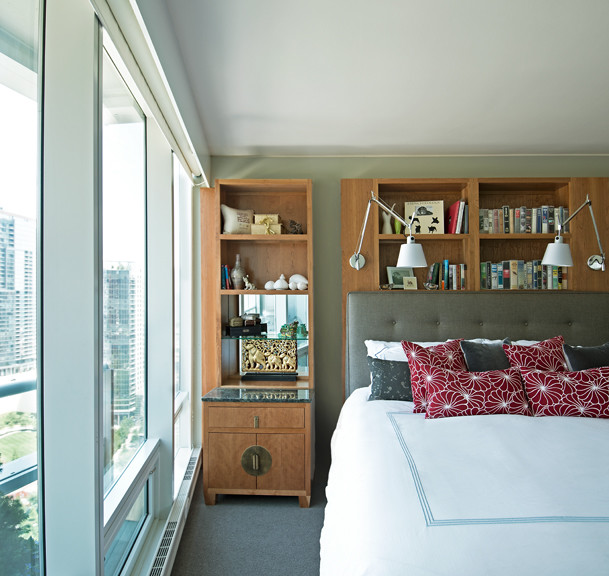 Источник вдохновения для домашнего уюта: большая хозяйская спальня в стиле ретро с серыми стенами и ковровым покрытием