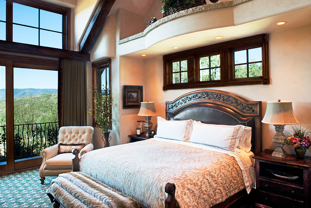 デンバーにある広いトラディショナルスタイルのおしゃれな主寝室 (ベージュの壁、カーペット敷き、緑の床) のレイアウト