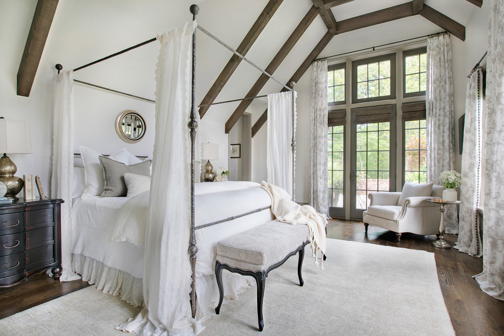 Klassisches Hauptschlafzimmer ohne Kamin mit weißer Wandfarbe, dunklem Holzboden und braunem Boden in Sonstige
