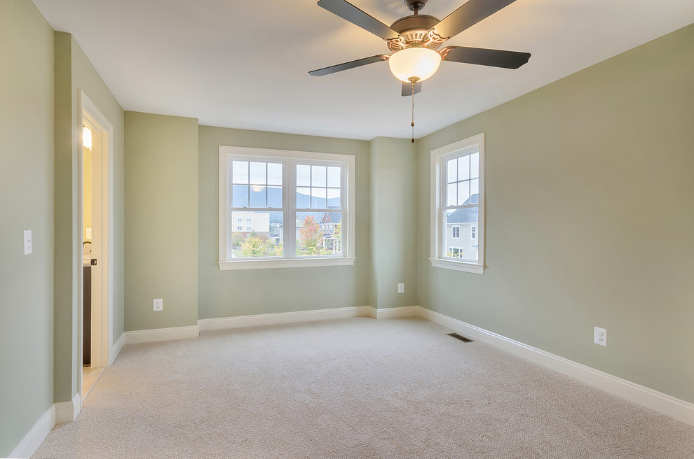 Exemple d'une grande chambre chic avec un mur vert, aucune cheminée et un sol beige.