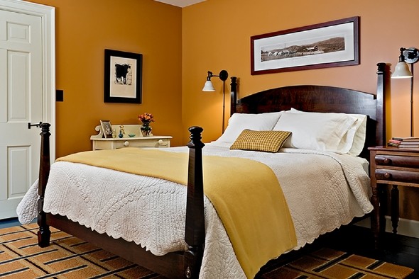 Diseño de habitación de invitados clásica extra grande sin chimenea con paredes amarillas, moqueta y suelo amarillo