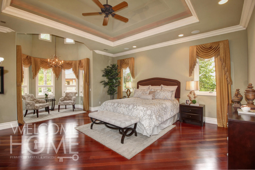 Diseño de dormitorio principal tradicional extra grande con paredes beige y suelo de madera en tonos medios