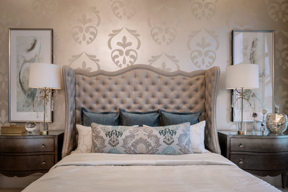 Imagen de dormitorio principal mediterráneo grande con paredes beige, suelo de baldosas de porcelana y suelo beige