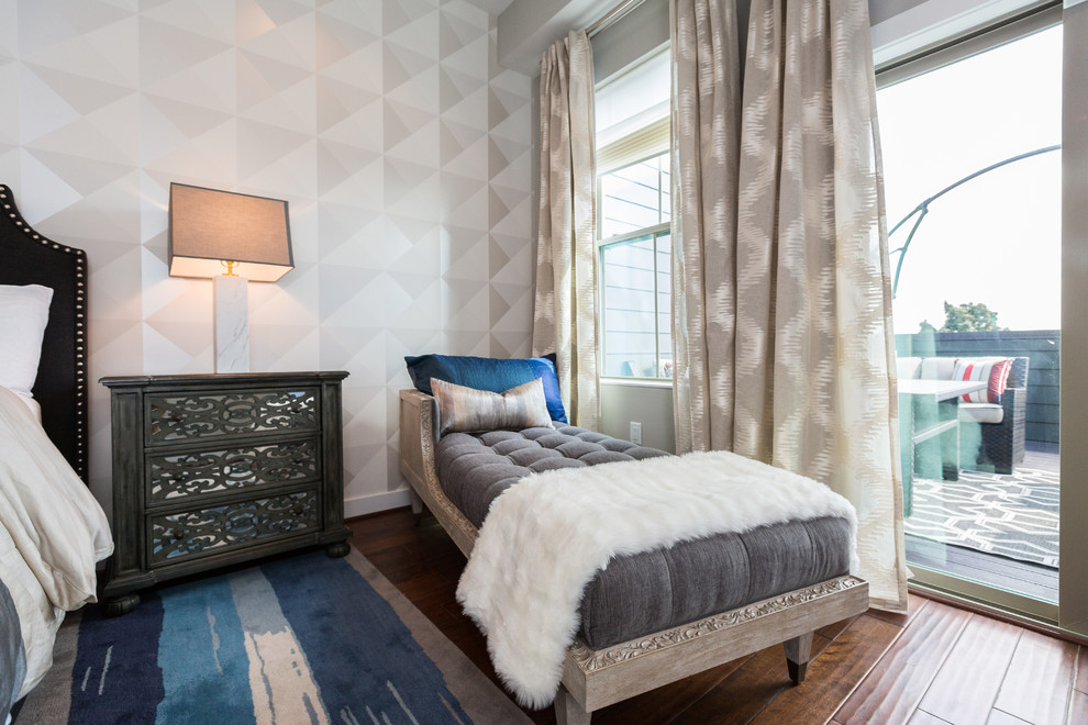 Пример оригинального дизайна: большая хозяйская спальня в классическом стиле с белыми стенами, темным паркетным полом и коричневым полом без камина