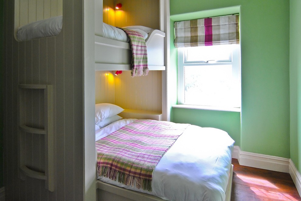 Diseño de habitación de invitados rural con paredes verdes