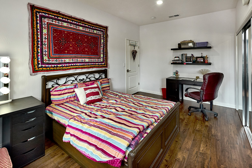Ejemplo de habitación de invitados clásica de tamaño medio sin chimenea con paredes blancas, suelo de madera oscura y suelo marrón