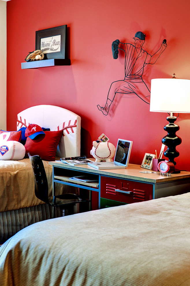 Идея дизайна: гостевая спальня среднего размера, (комната для гостей) в классическом стиле с красными стенами и ковровым покрытием