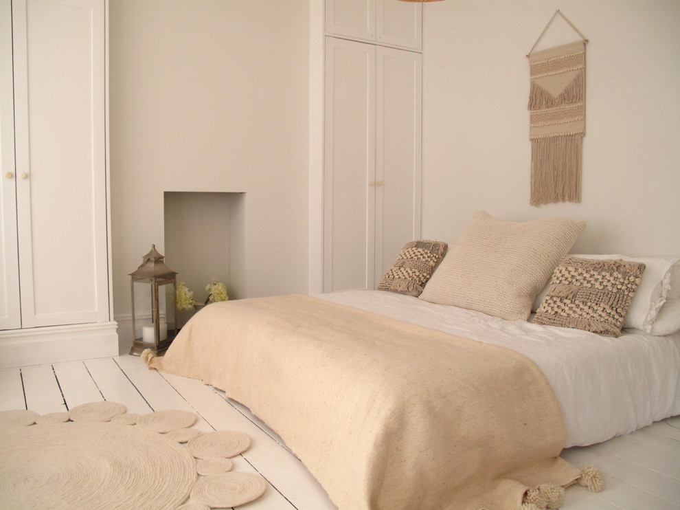 Diseño de dormitorio escandinavo con paredes blancas, suelo de madera pintada y suelo blanco