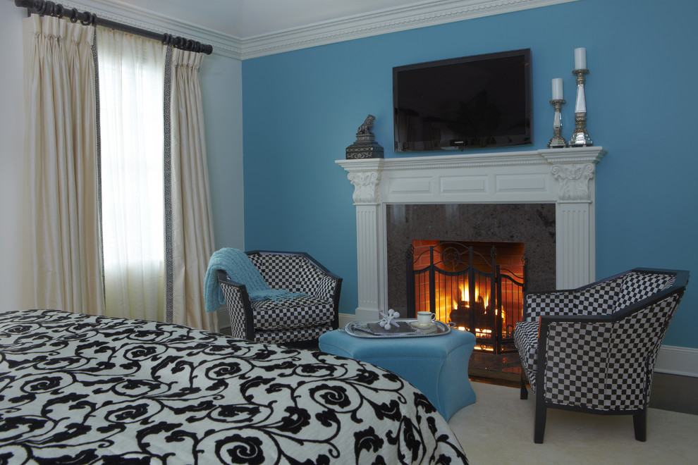 Diseño de dormitorio ecléctico grande con paredes azules, moqueta, todas las chimeneas y marco de chimenea de piedra