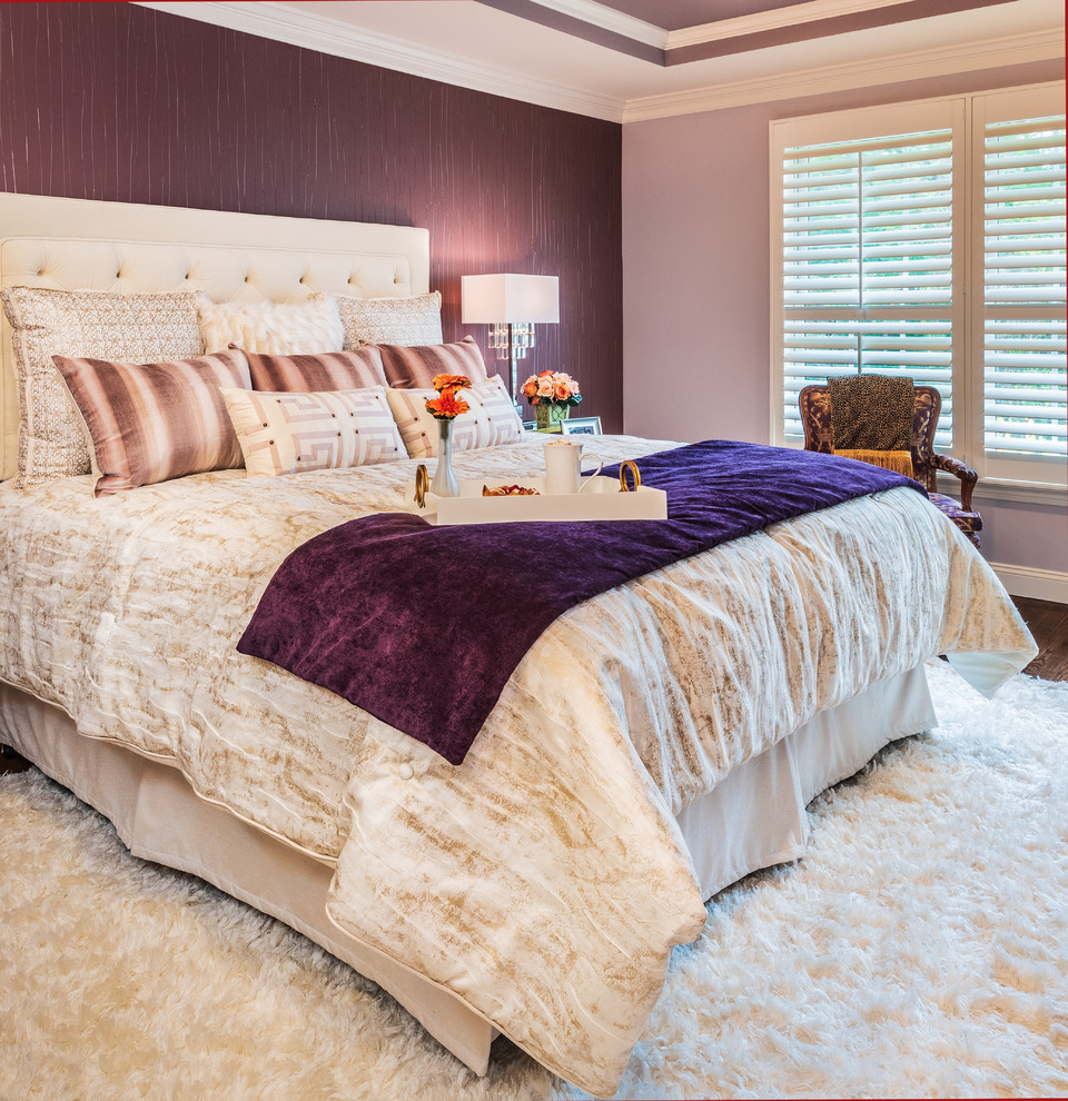 Mittelgroßes Klassisches Hauptschlafzimmer mit lila Wandfarbe und braunem Holzboden in Sonstige