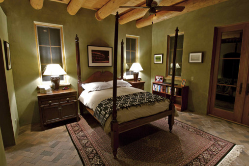 Imagen de habitación de invitados de estilo americano de tamaño medio con parades naranjas y suelo de madera en tonos medios